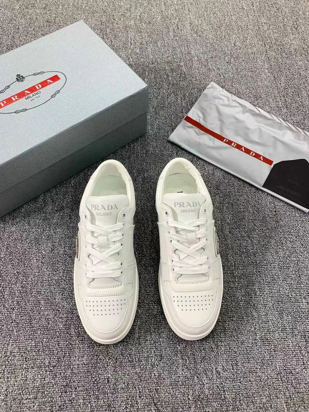 P380 Yuan 38-45 Prada Prada’s new men’s leather sports shoes, the highest version on the market, any comparison is welcome🆚! The original leather has excellent texture and is super high-end! Fetal sheep net lining imported from Italy, removable pad! Luxurious materials and fine workmanship, highly recommended!